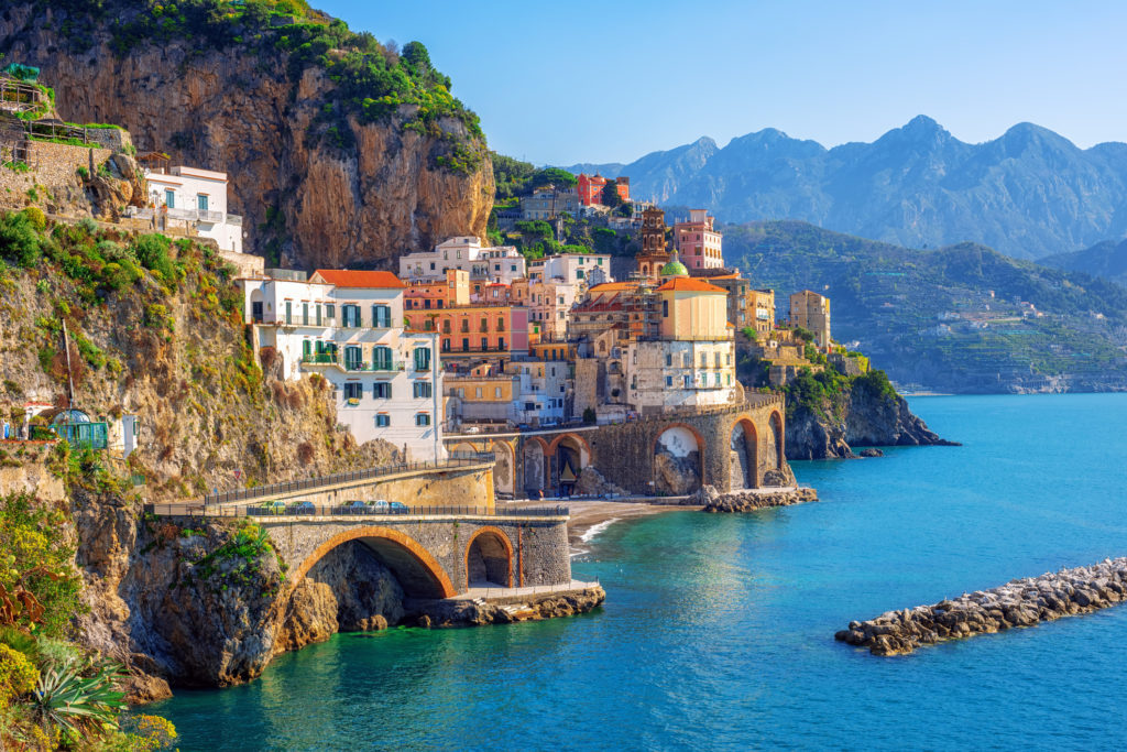 Die Stadt Atrani bei Amalfi an der wunderschönen Amalfiküste am Mittelmeer, Neapel, Italien.