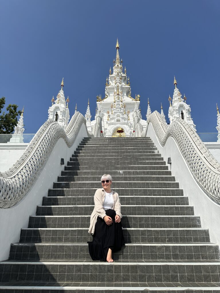Verena Schröter, Thailand vor einer weißen Pagode