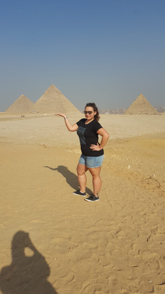 Sabrina Vogel in Ägypten an den Pyramiden von Gizeh