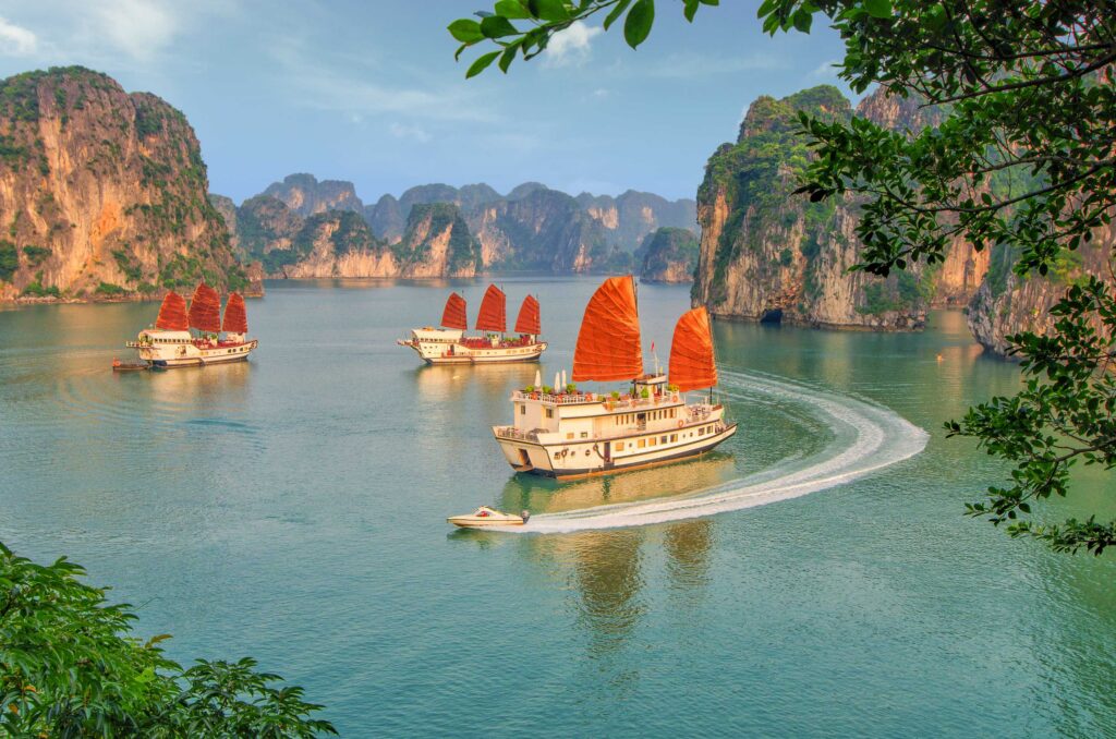 Ha Long, Vietnam - traditionelle Schiffe in der Halong Bucht in Vietnam bei gutem Wetter