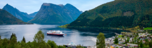 Hurtigruten Postschiff im norwegischen Fjord
