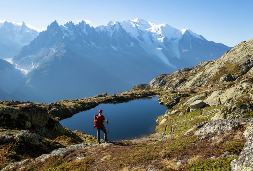 Wanderer mit Blick auf den Lac des Cheserys auf der berühmten Tour du Mont Blanc in der Nähe von Chamonix, Frankreich.