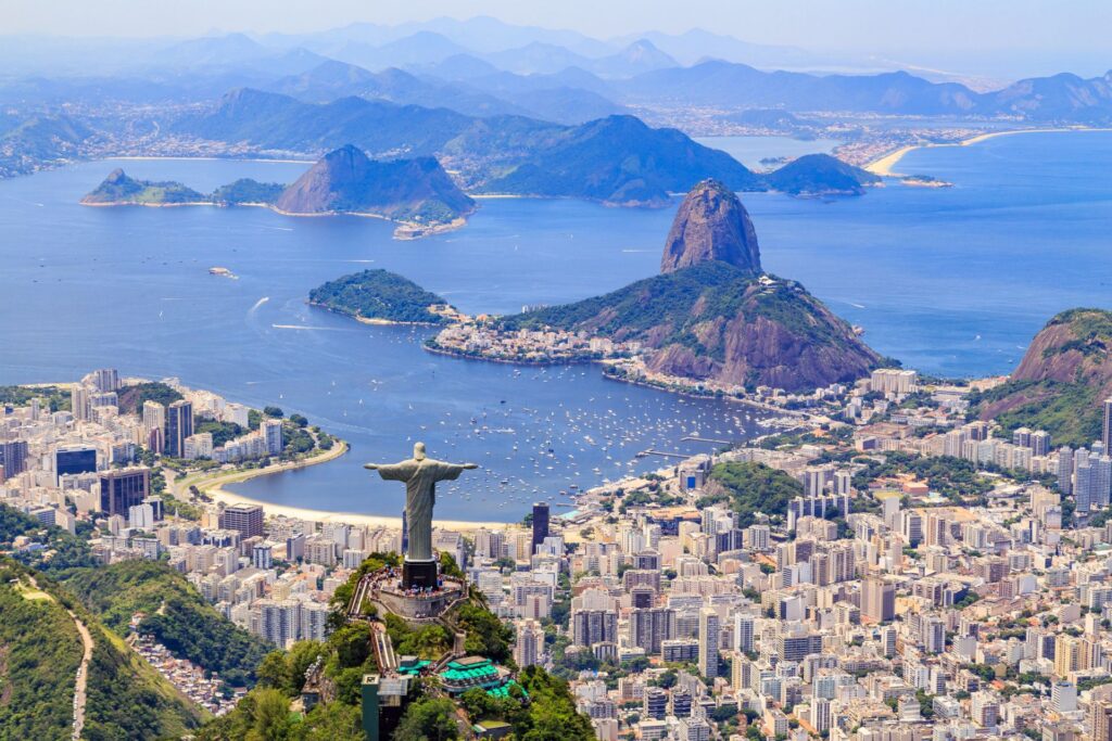 Luftaufnahme des Christus, des Erlöserdenkmals und des Corcovado-Berges in Rio de Janeiro, Brasilien.