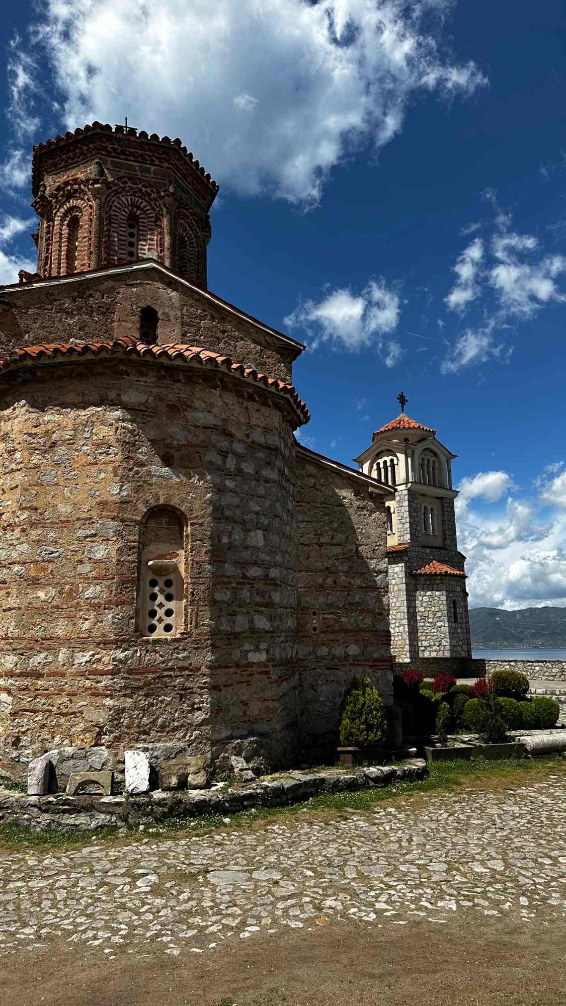 Nancy Schärer in Albanien - Klassisch albanische Burg