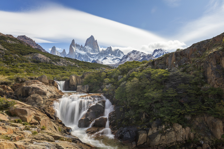 Blick auf die Fitz-Roy-Wasserfälle bei Sonnenaufgang am Arroyo del Salto nahe dem Fitz-Roy-Wanderweg im Nationalpark Los Glaciares oberhalb von El Chaltén.