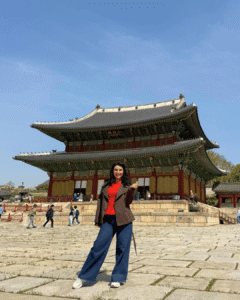 weibliche Person vor Palast in Seoul
