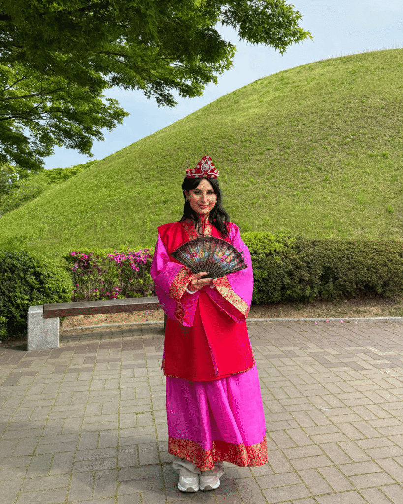 weibliche Person in traditionelle Hanbok in Gyeongju
