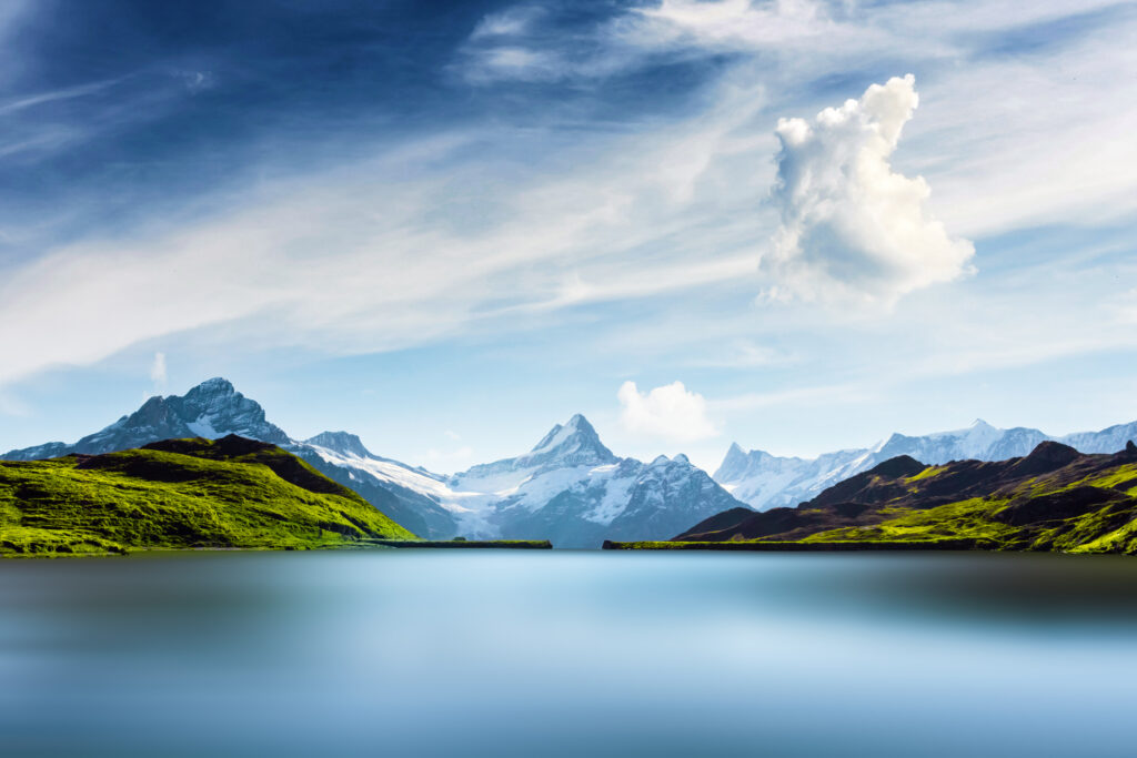 Bachalpsee in den Schweizer Alpen. Im Hintergrund die schneebedeckten Gipfel von Wetterhorn, Mittelhorn und Rosenhorn. Grindelwaldtal, Schweiz. Landschaftsfotografie.