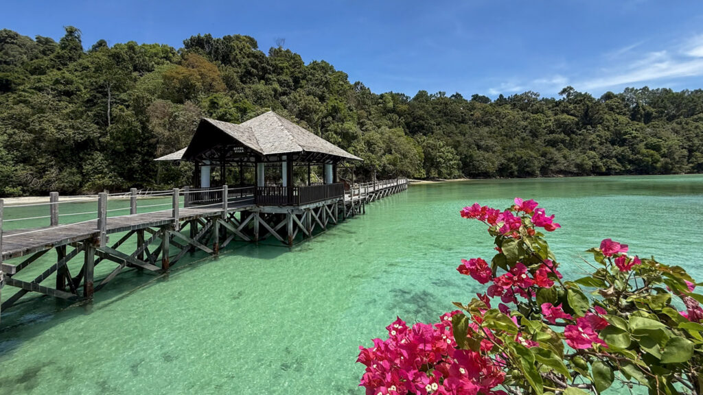 Over Water Villa mit tropischer Inselkulisse Gaya Island Malaysia