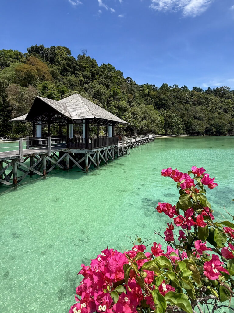 Over Water Villa mit tropischer Inselkulisse Gaya Island Malaysia