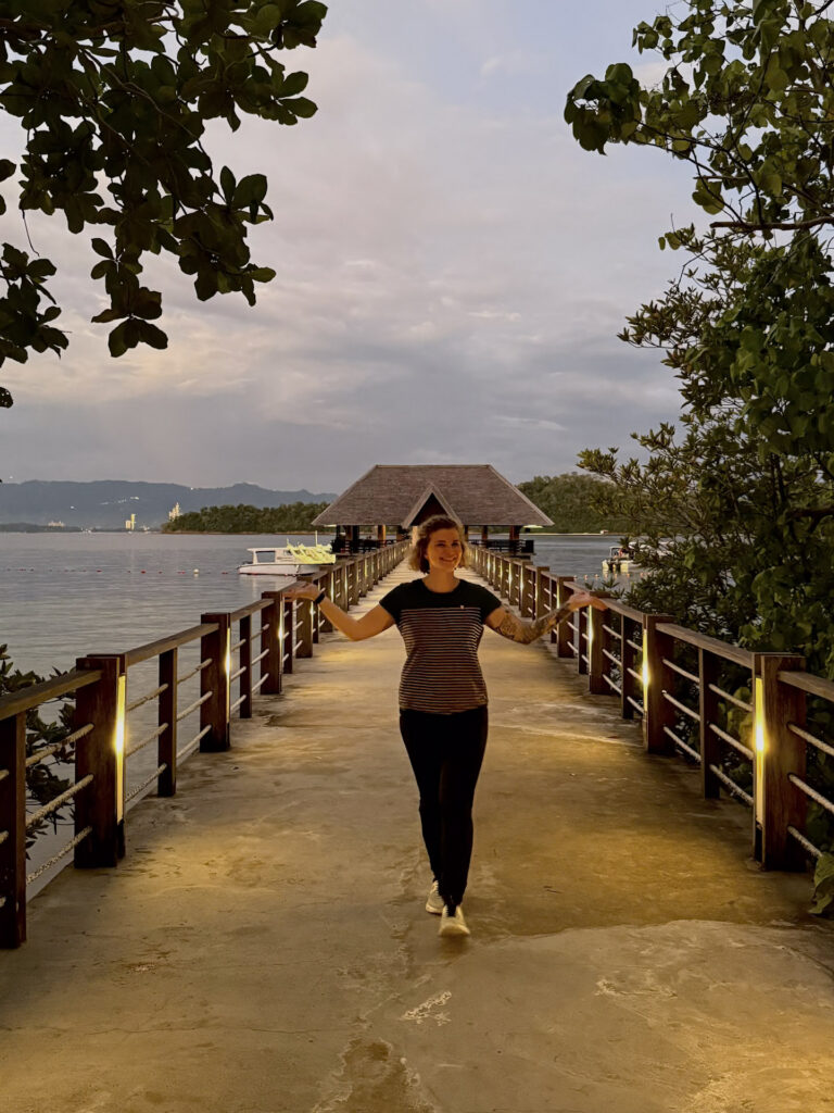 Malaysia weiblich Person steht vor Brücke