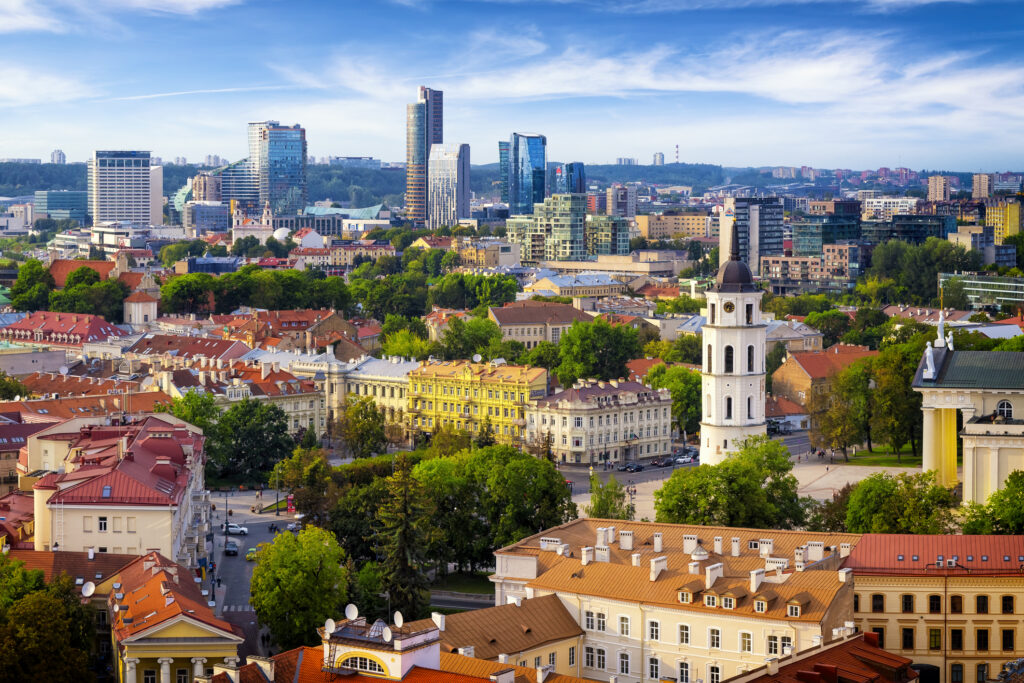 Luftaufnahme der Altstadt und des modernen Zentrums von Vilnius, Litauen