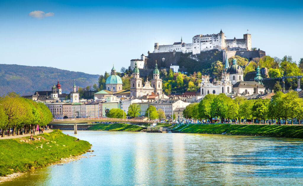 Panoramablick auf die Salzburger Altstadt mit Festung Hohensalzburg und der Salzach an einem sonnigen Sommertag in Salzburg, Österreich