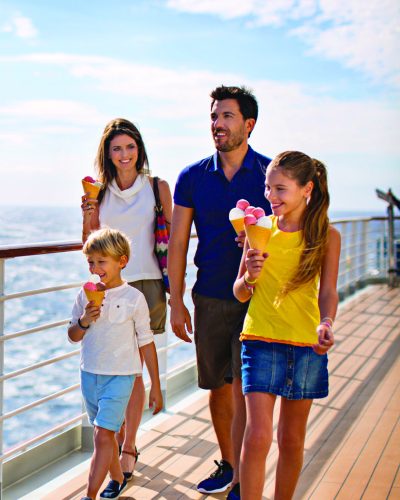 Gäste spazieren mit Eis über das Außendeck eines Kreuzfahrtschiffes von Costa Kreuzfahrten vor der Kulisse des Meeres.