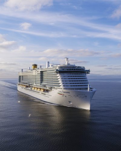 Costa Toscana von Costa Kreuzfahrten auf ruhiger See, aufgenommen aus der Luft bei klarem Himmel.