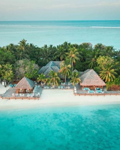 Conrad Maldives Rangali Island - Hellblaues Wasser, weißer Sandstrand und viele Palmen auf der Insel