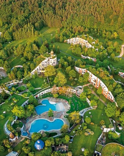 Architektonisches Hotel mit viel Grünfläche und vielen Pools zum Wellness machen