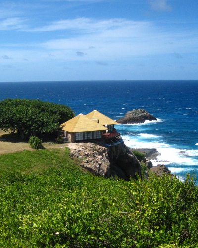 Villa auf einer Felsklippe mit tropischer Vegetation und Blick auf den Indischen Ozean auf Fregate Island.